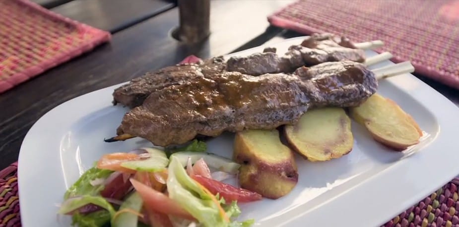 Mancarea Peruana Stradala - Anticuchos